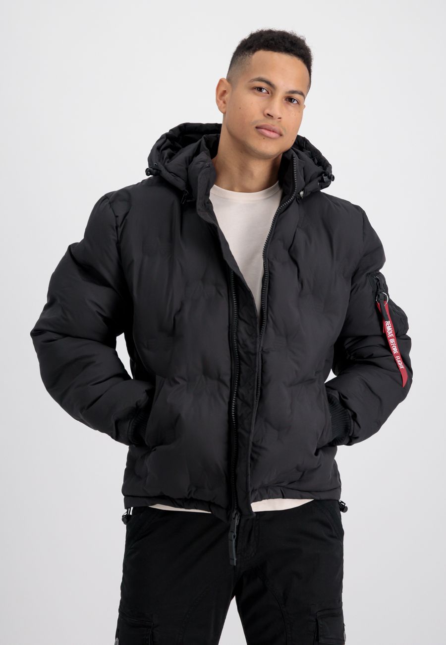 ALPHA INDUSTRIES HOODED LOGO PUFFER Herren Winterjacke - Alpha Industries - SAGATOO - 4059146569236