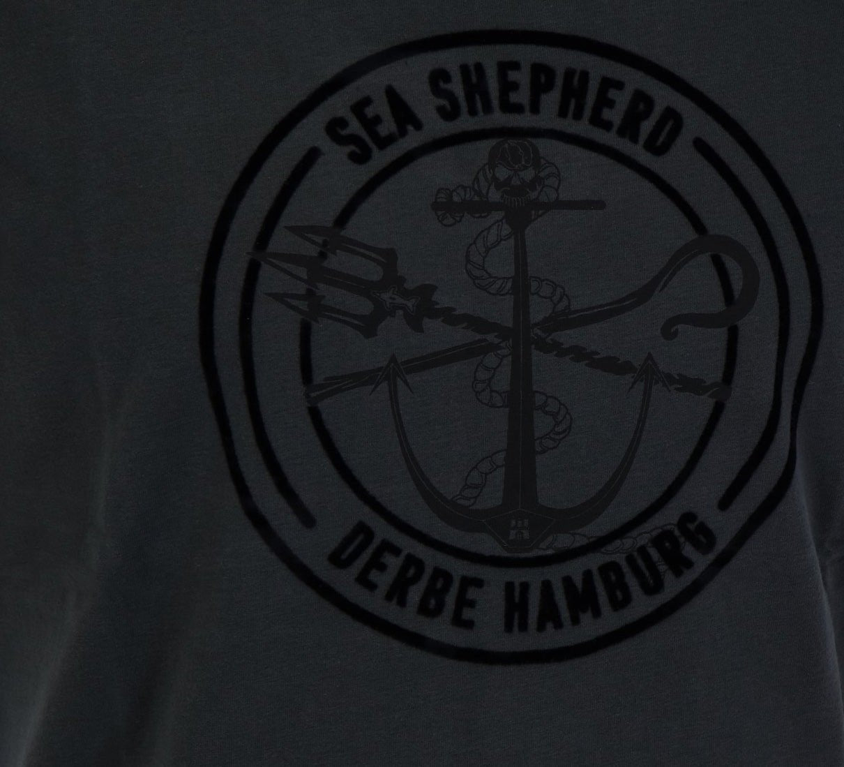 DERBE HAMBURG JF BARSCH MONO GOTS Herren T-Shirt Sea Shepherd - Derbe Hamburg - SAGATOO - 4057787841605